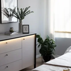 Garnero Arredamenti Comò|Comò-Comò 136x91h cm 1 anta 3 cassetti con LED grigio nero Luna