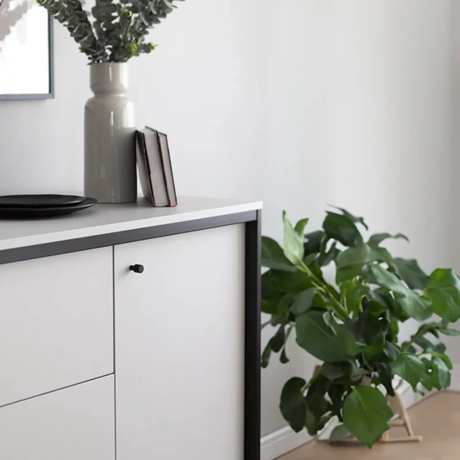 Garnero Arredamenti Comò|Comò-Comò 136x91h cm 1 anta 3 cassetti con LED grigio nero Luna