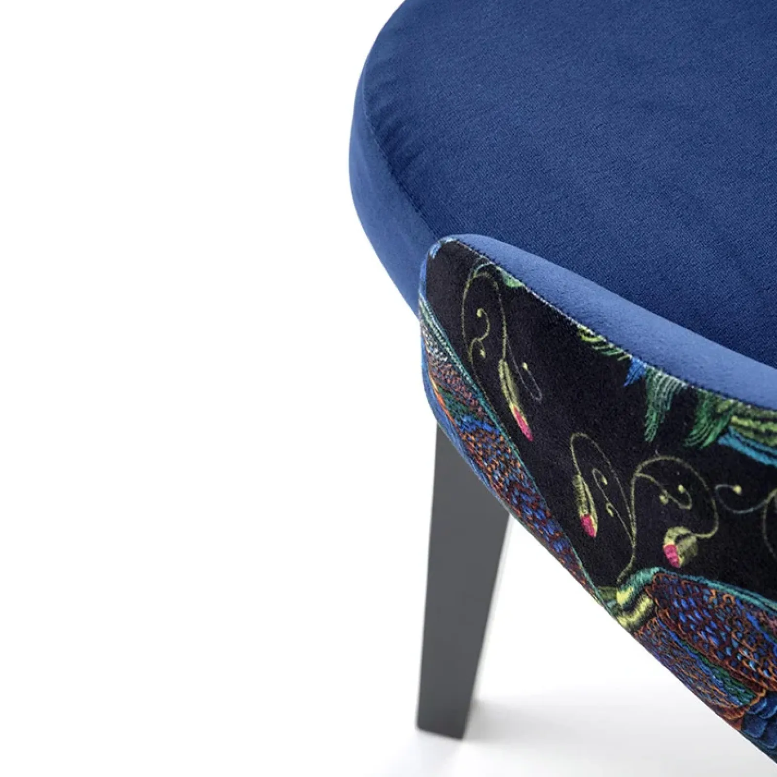 Garnero Arredamenti Sedie In Tessuto|Poltrone Design-Poltrona da salotto in velluto con grafica Avarua Blu