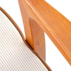 Garnero Arredamenti Poltrone Sala D'attesa|Poltroncine Imbottite-Poltrona moderna design in stoffa beige chiaro e gambe legno noce chiaro Bled