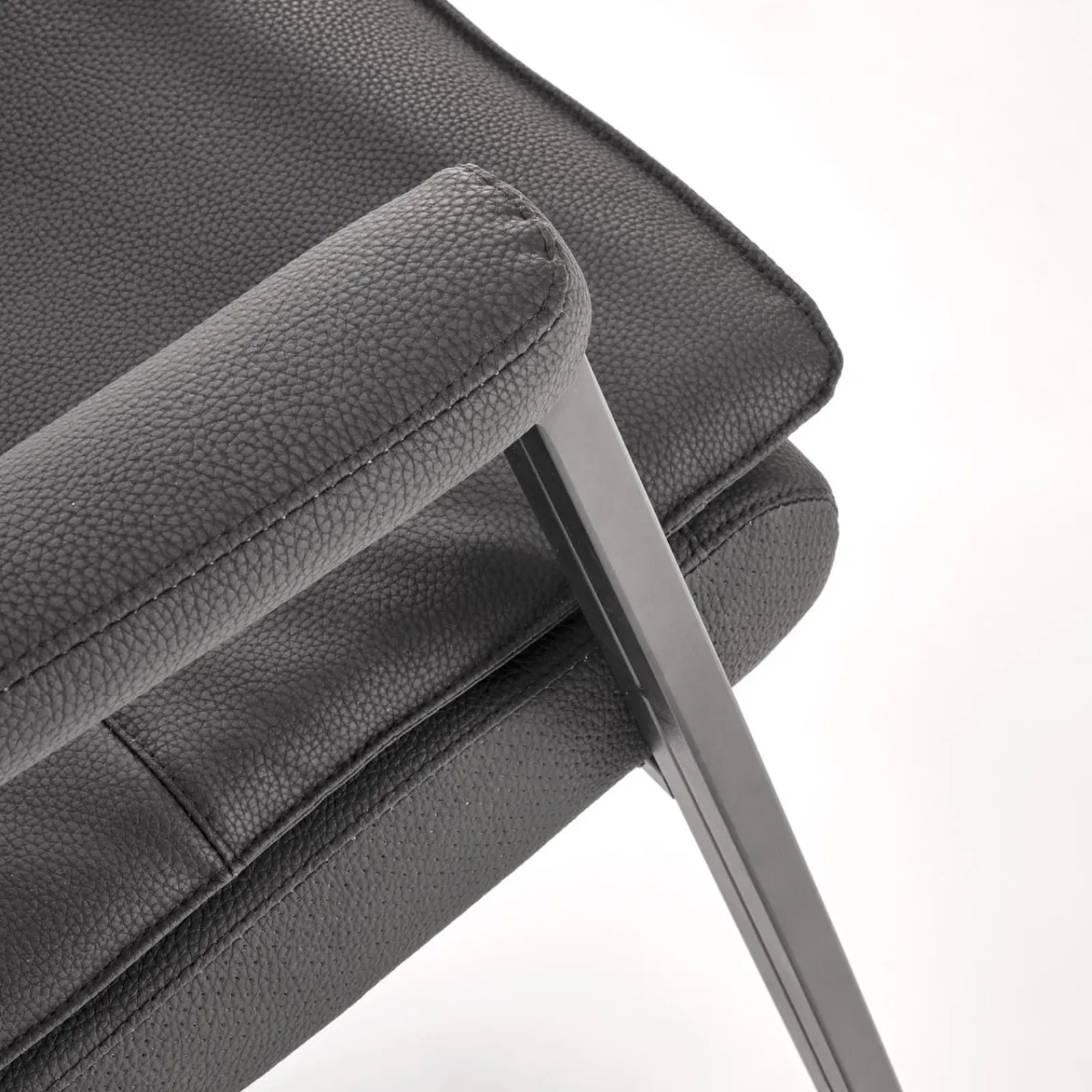 Garnero Arredamenti Sedie Sala Attesa-Sedia da ufficio con braccioli moderna in ecopelle nero Andrada