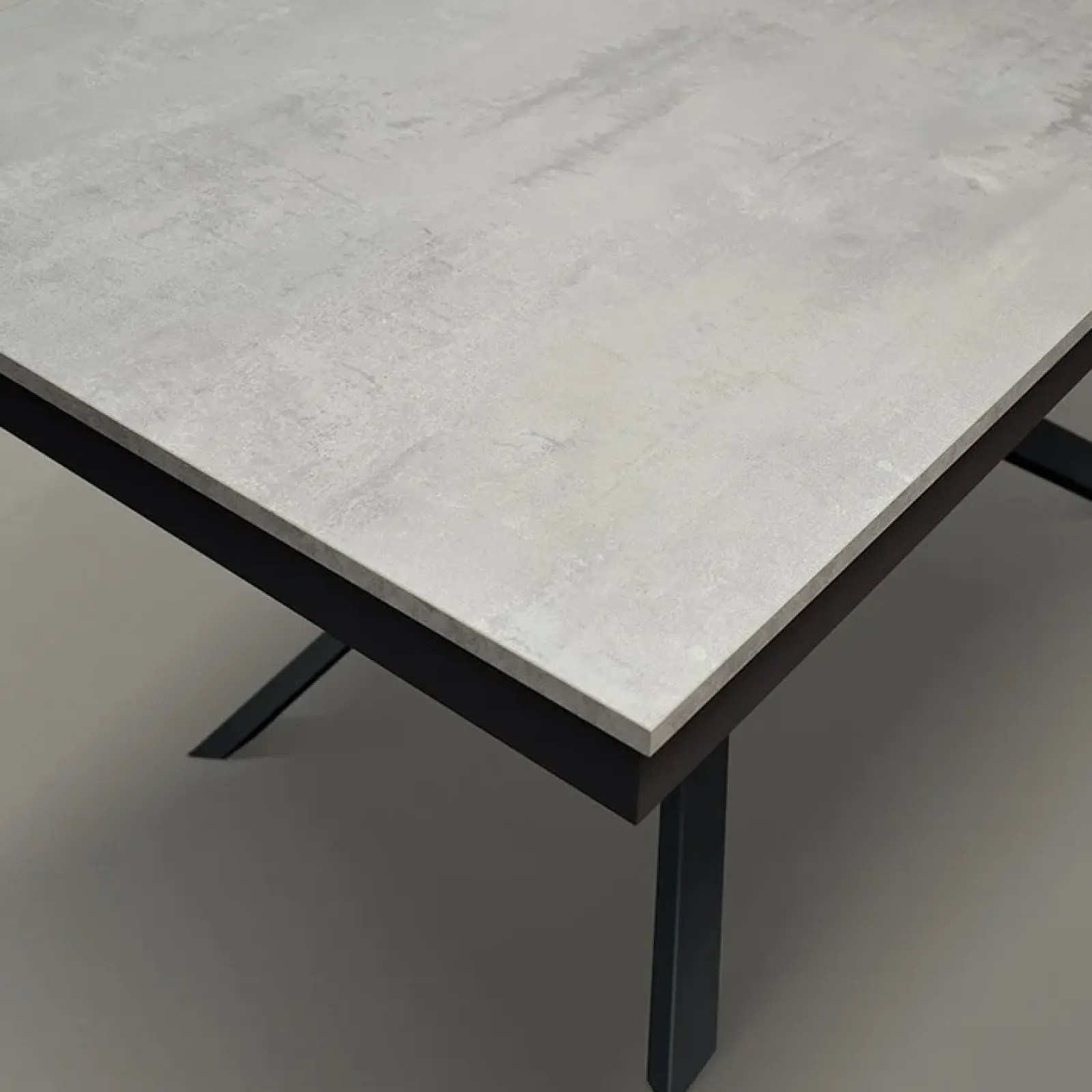 Garnero Arredamenti Tavoli Da Pranzo|Tavoli Allungabili-Tavolo 140/200 cm allungabile cemento metallo ossido Velvet Nero - Cemento