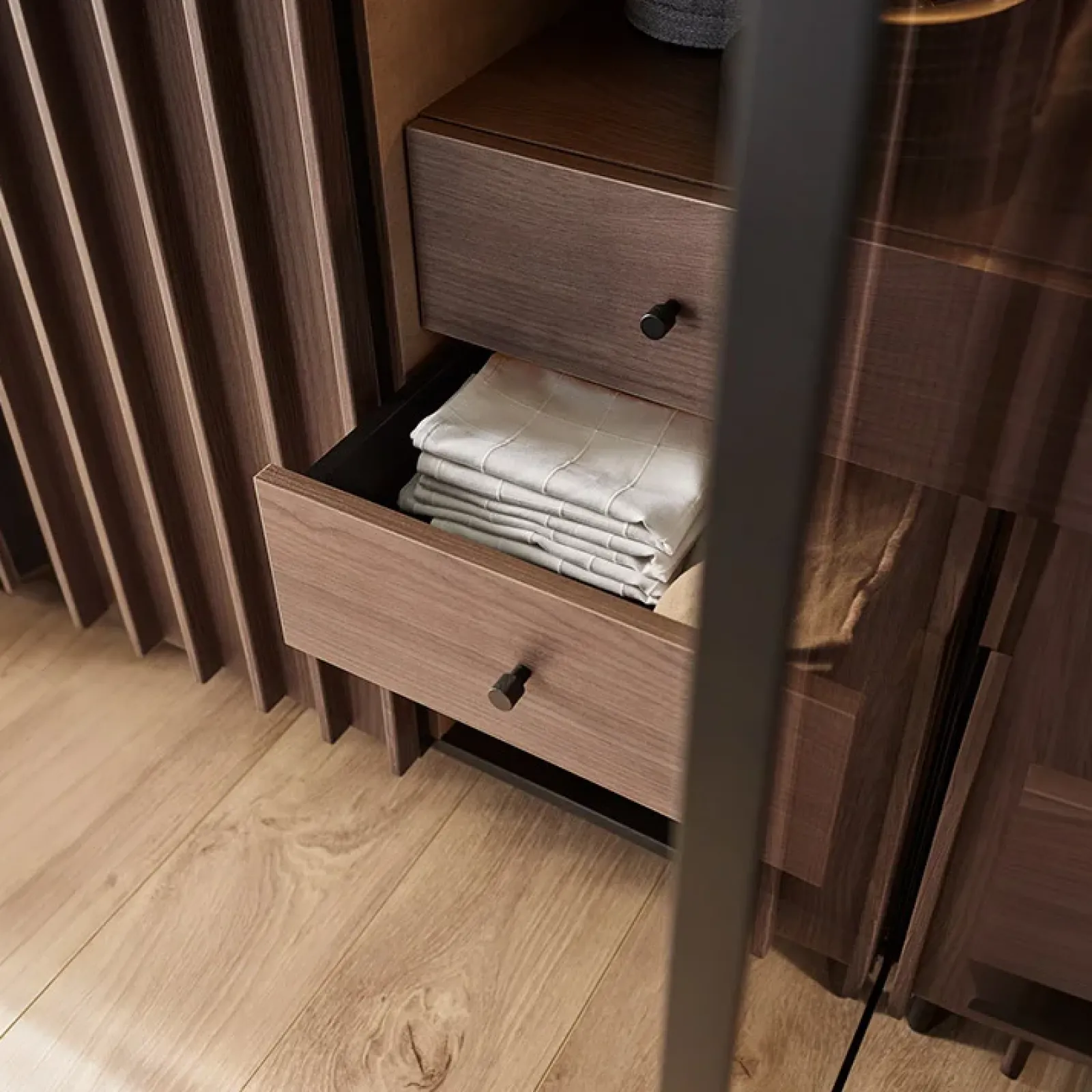 Garnero Arredamenti Vetrinette|Vetrinette-Vetrinetta bassa 92x144h cm 2 ante led wengè Blackwood